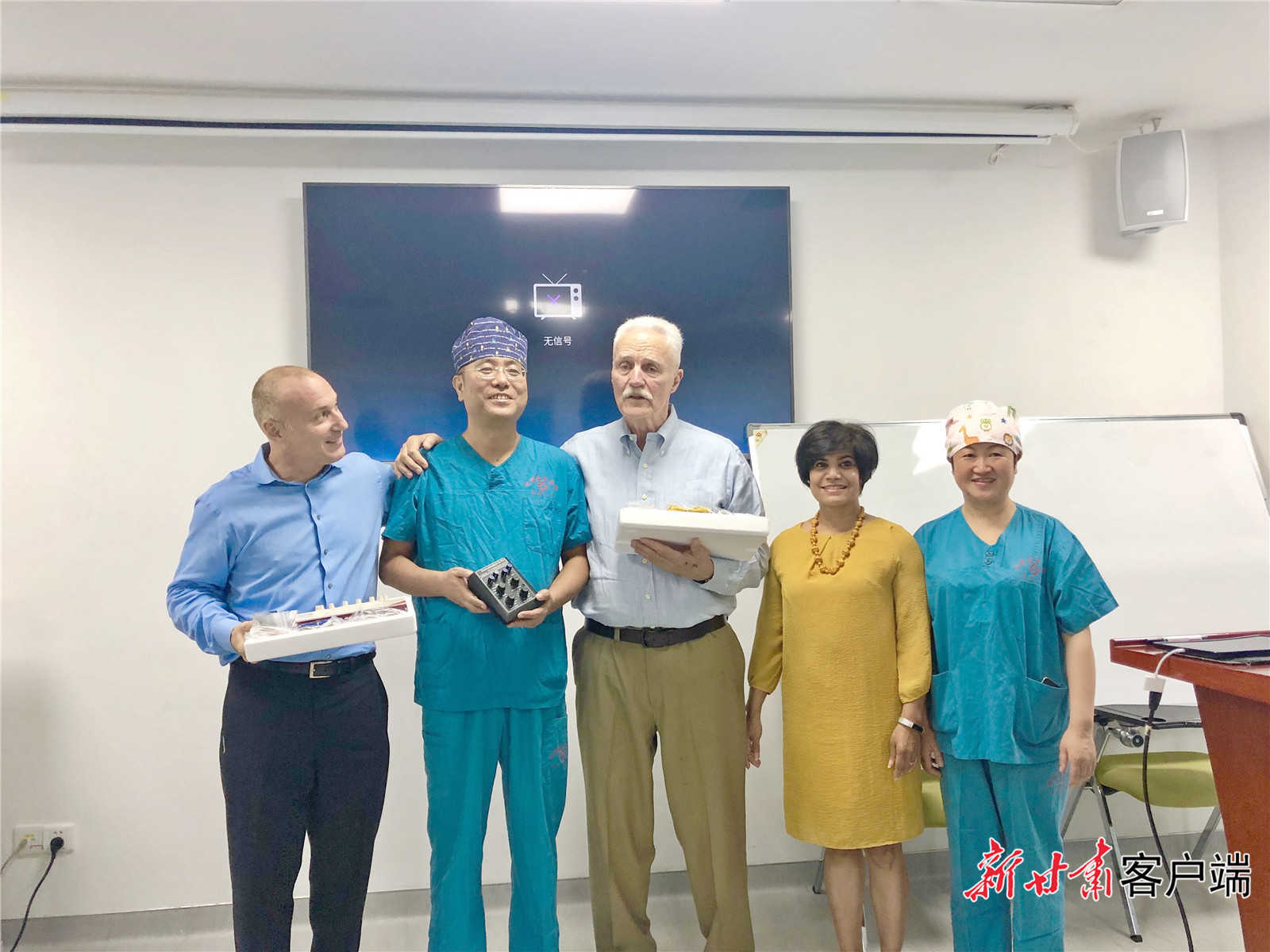 尤瑞塞克(右三)和同事与甘肃省中医院麻醉疼痛医学中心医生合影
