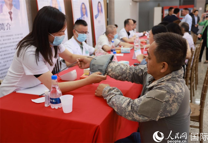 活动现场,专家团队正在为侨胞进行健康问诊。人民网记者 宋亦然摄