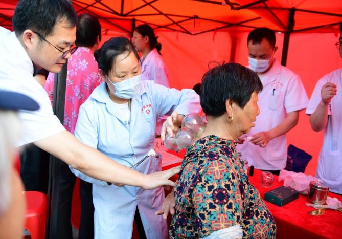 县中医院理疗师现场为市民理疗。李先峰摄