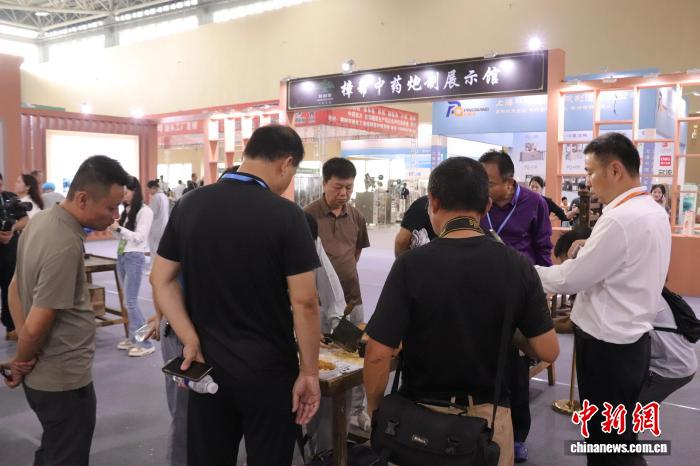 樟树“药交会”：樟帮中药炮制技艺展演引客来