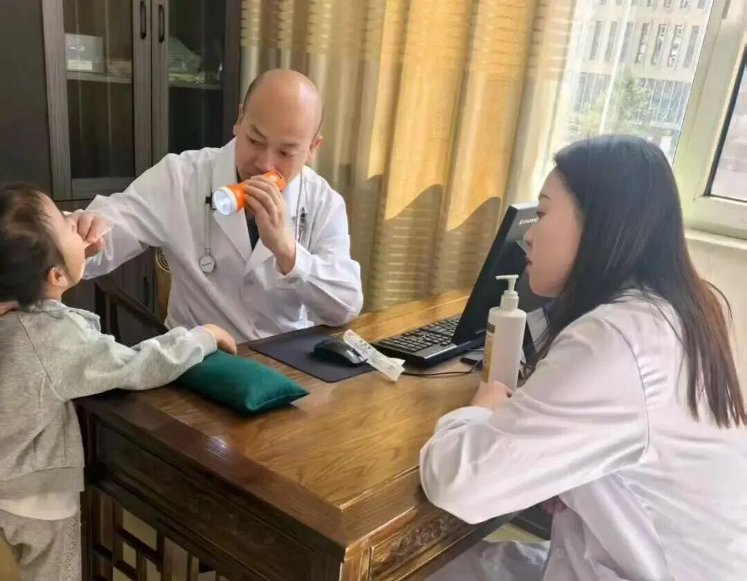 蒋艳文为患者诊疗。.jpg
