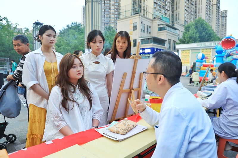 2 义诊现场,中医师结合居民实际情况,给出针对性调理意见。