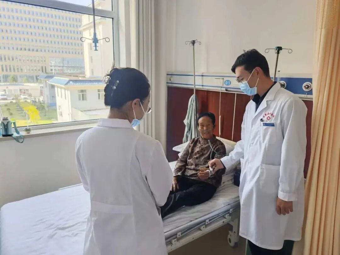李秋忆在查房.jpg