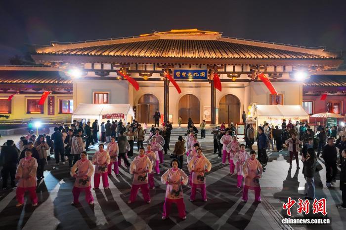 河南南阳:中医夜市吸引中外友人体验