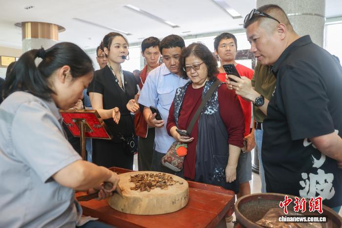 台湾媒体人走进“中国药都”江西樟树感受中医药文化魅力